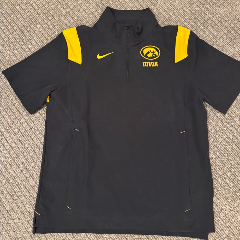 Iowa Hawkeyes Short Sleeve Dri-Fit On Field Pullover - Large